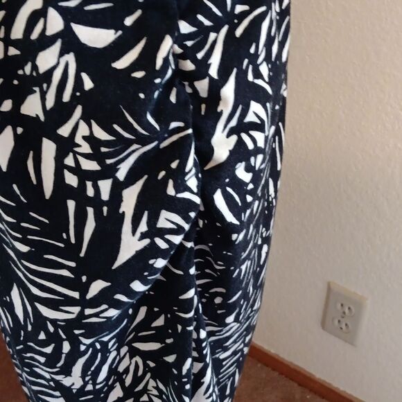 Old Navy Maternity Fitted Dress 💐HOST PICK💐💕 - Picture 5 of 11